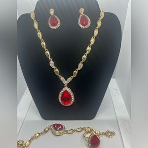 Necklace and earrings bracelet color red.